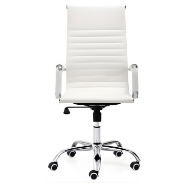 Silla de oficina ejecutiva blanca con respaldo acolchado y brazos cromados sobre base de ruedas