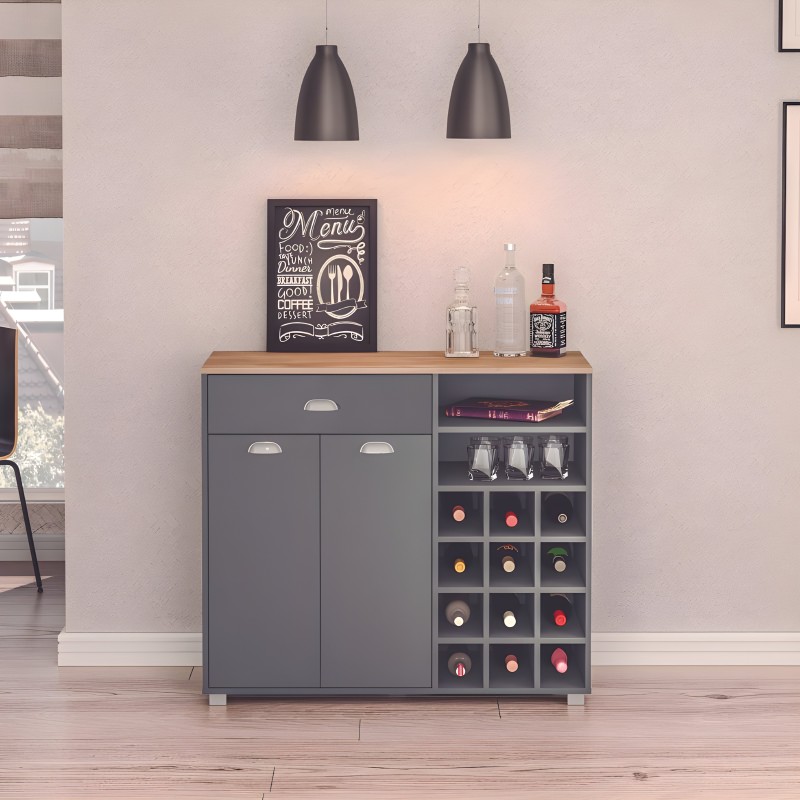 Mueble bar gris con tapa de madera y compartimentos para botellas y copas en ambiente de comedor