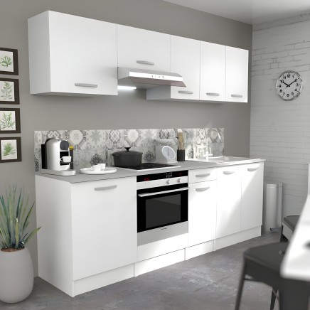 Cocina integral blanca con muebles superiores e inferiores y encimera gris con horno integrado