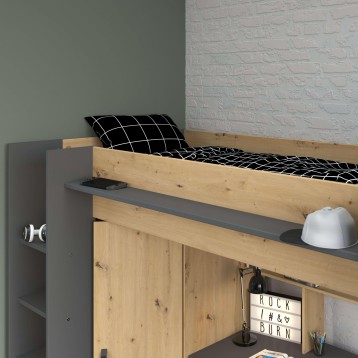 Cama alta infantil en madera natural con escritorio y almacenamiento integrado y escalera lateral en gris oscuro