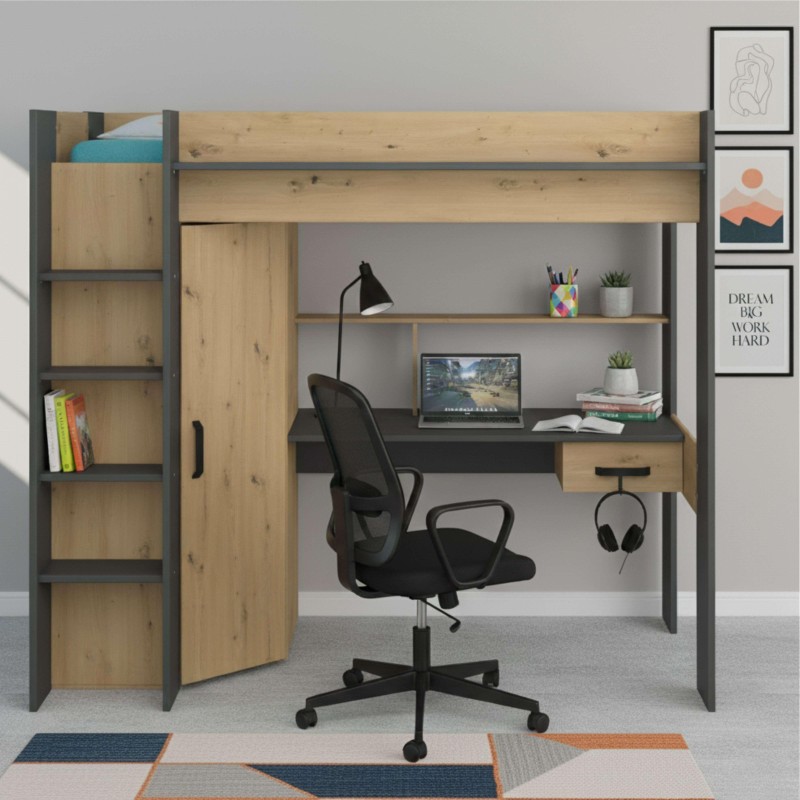 Escritorio tipo loft con estructura metálica y madera clara con estantería integrada y armario superior en ambiente de trabajo