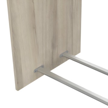 Panel de madera clara con textura veta natural y estructura metálica gris detalle de ensamblaje