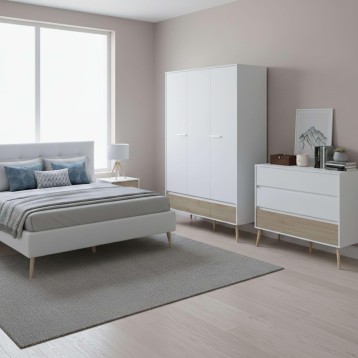 Dormitorio completo con cama tapizada gris y patas de madera y armario blanco con base de madera y puertas correderas