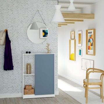 Armario blanco con frente azul y estantes abiertos en ambiente de salón moderno con pared de ladrillo