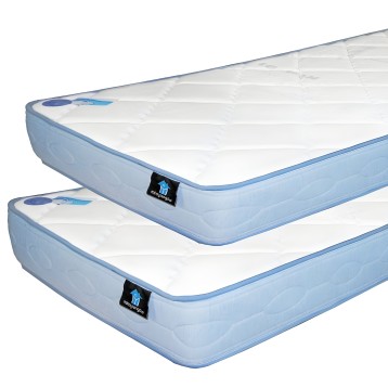 Dos colchones individuales acolchados de espuma con funda blanca y borde azul claro apilados