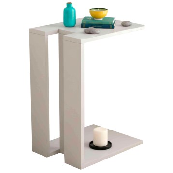 Mesa auxiliar blanca con dos niveles y estructura de pilares. Superficie superior decorada con florero turquesa y libros.