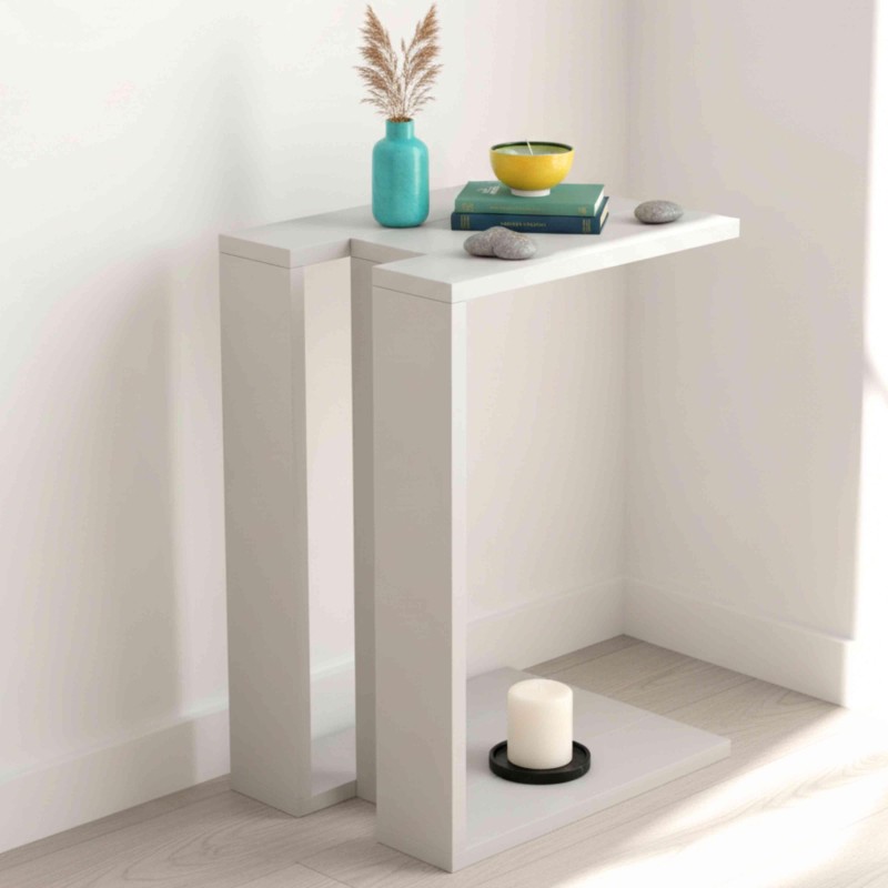Consola blanca minimalista con tapa rectangular y base abierta decorada con florero turquesa y accesorios