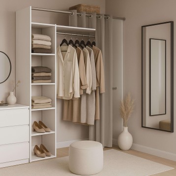 Armario abierto blanco con barral para colgar ropa y estantes laterales con toallas y zapatos en dormitorio beige