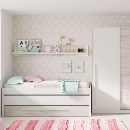 Cama infantil blanca con cajón inferior y cabecero de madera clara en dormitorio con estantería flotante y papel pintado de hexá