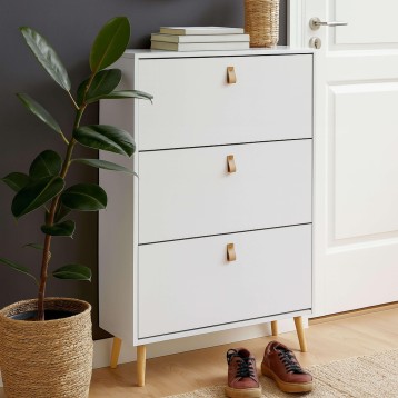 Cómoda blanca con tres cajones y tiradores de madera en ambiente de dormitorio junto a planta y puerta