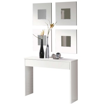 Consola blanca con cajón y tres espejos cuadrados grises en ambiente decorado con floreros y accesorios