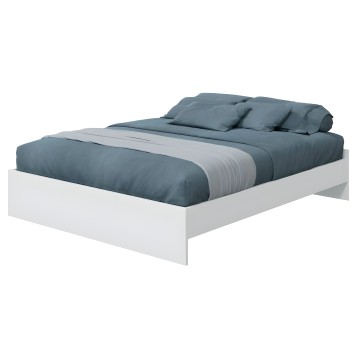 Cama con estructura blanca y ropa de cama gris azulado con almohadas y camino de cama en tono neutro