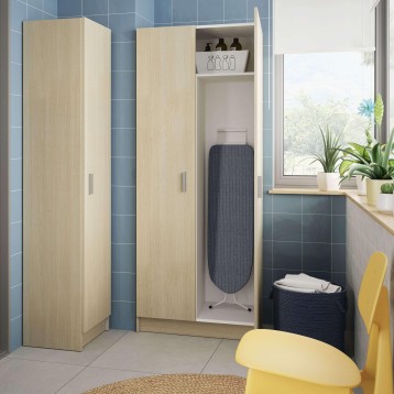 Armario esquinero de madera clara con puertas abatibles y estantería abierta integrada para baño y lavandería
