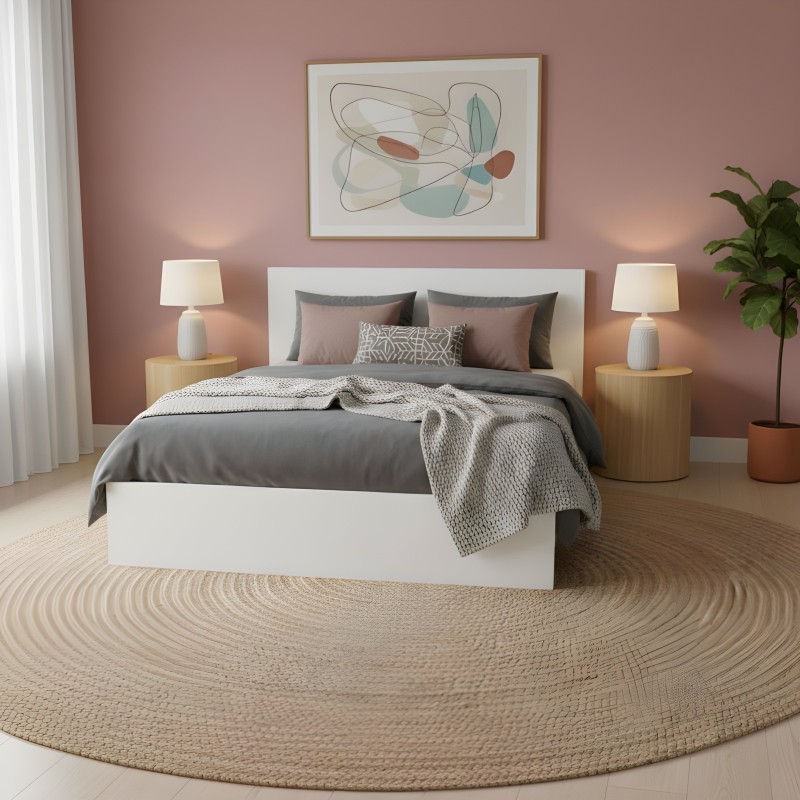 Cama blanca con cabecero tapizado y estructura baja en dormitorio moderno con pared rosa