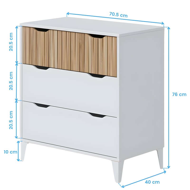 Cómoda con tres cajones de madera y blanca con frente estriado y tiradores negros