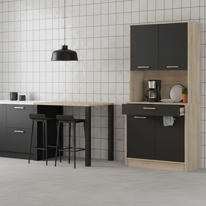 Cocina modular con muebles negros y madera natural incluyendo alacena y barra con taburetes