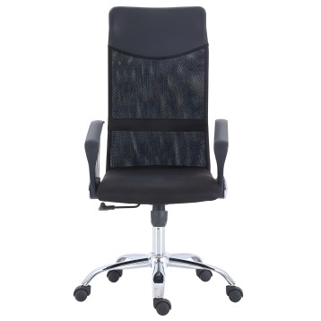 Silla de oficina negra con respaldo de malla y asiento acolchado. Base giratoria cromada con ruedas y brazos ajustables.