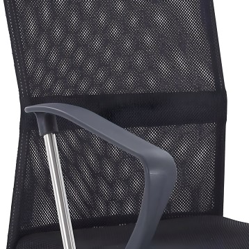 Silla de oficina negra con respaldo de malla y reposabrazos gris oscuro detalle lateral