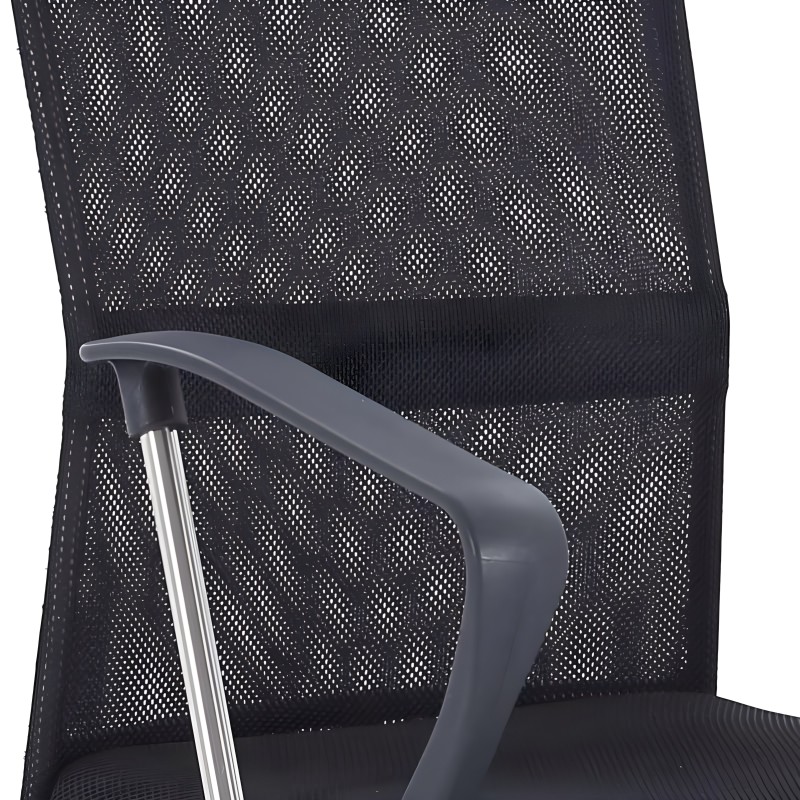 Silla de oficina negra con respaldo de malla y reposabrazos gris oscuro detalle lateral