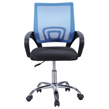 Silla de oficina giratoria con respaldo azul en malla y asiento negro acolchado sobre base cromada con ruedas