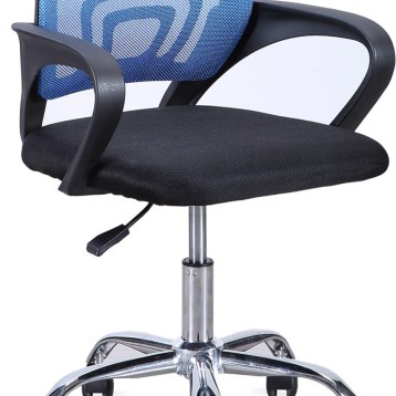 Silla de oficina con respaldo azul de malla y asiento negro tapizado con brazos y base cromada giratoria