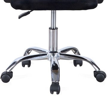 Silla de oficina con respaldo de malla negra y base cromada con ruedas giratorias vista inferior