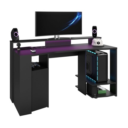 Escritorio gaming negro con superficie púrpura y estantería integrada para monitor y torre de PC