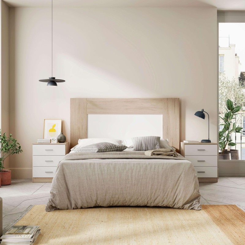 Cama matrimonial con cabecero de madera clara y mesitas blancas en dormitorio moderno y luminoso