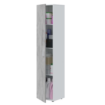 Armario columna alto de madera gris claro con puerta abierta y estantes con productos de limpieza y almacenamiento