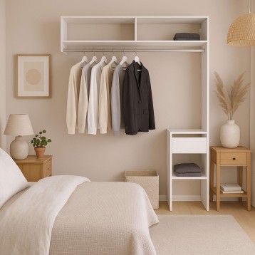 Armario abierto blanco con estantes y barra colgadora en dormitorio minimalista con ropa en perchas