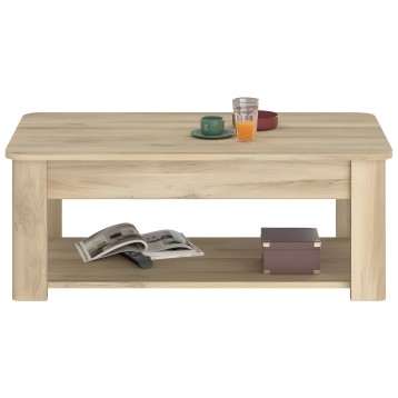 Mesa de centro de madera clara con estante inferior y superficie superior decorada con taza de café y vaso de jugo