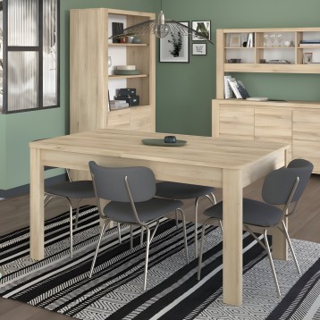 Mesa de comedor rectangular madera clara con sillas grises en ambiente de salón moderno