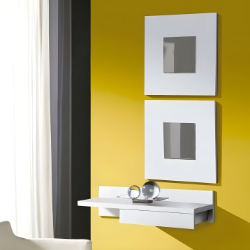 Composición de ambiente con dos espejos gris sobre pared amarilla y consola flotante blanca con accesorios decorativos