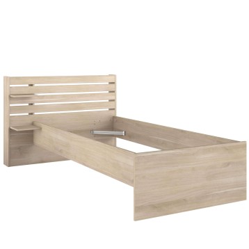 Cama individual en madera clara con cabecero de listones y mesita lateral integrada
