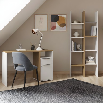 Conjunto de escritorio modular con tablero madera y estructura blanca y silla gris en ambiente abuhardillado con estanterías