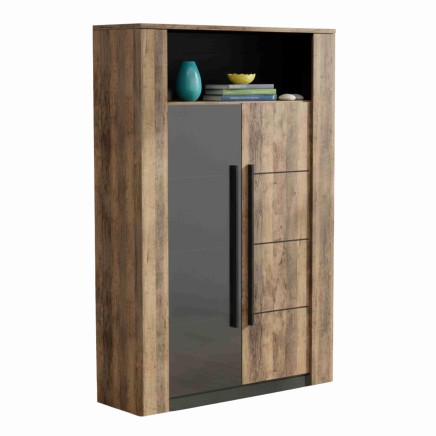 Vitrina de madera y estantes abiertos decorados con libros y accesorios