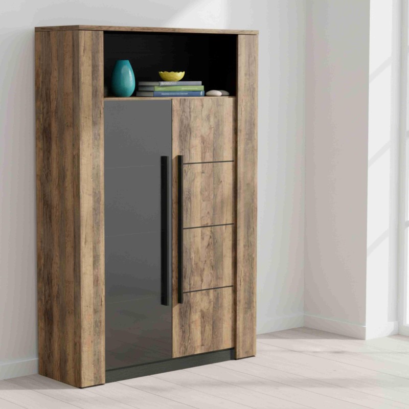 Vitrina de madera clara y frente gris con puertas y estante superior decorado en ambiente de sala