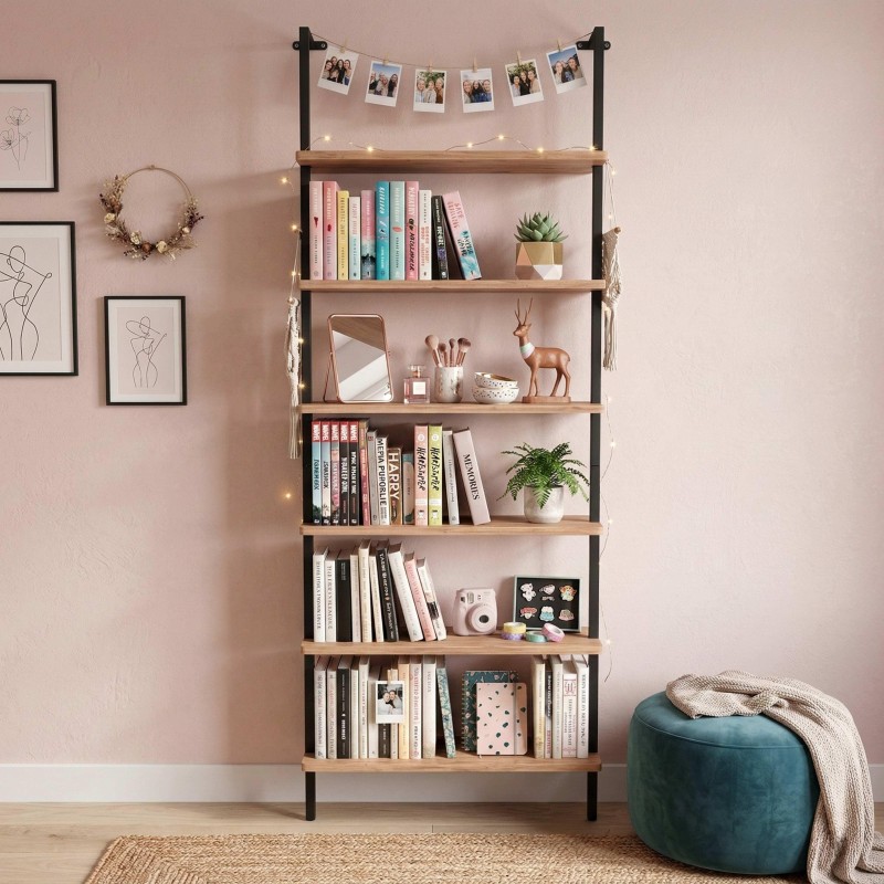 Estantería de madera y metal negro con 6 estantes para libros y decoración en ambiente moderno rosa