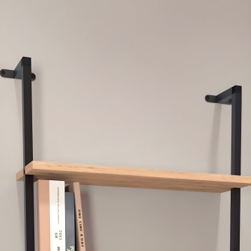 Estante flotante de madera natural con soportes metálicos negros y barrilla inferior para libros