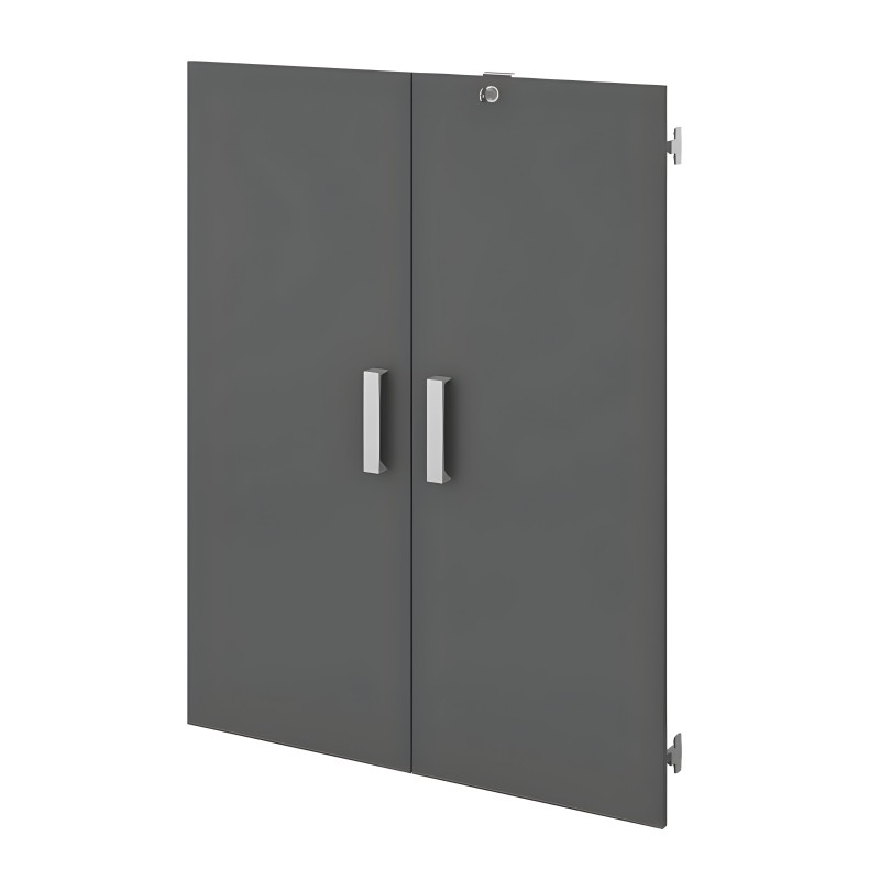 Puertas de armario gris oscuro con tiradores metálicos plateados y bisagras visibles