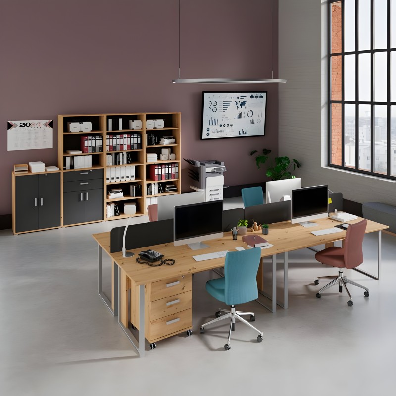 Ambiente de oficina con escritorio modular en madera y sillas giratorias azules y rojas frente a estantería combinada en madera 