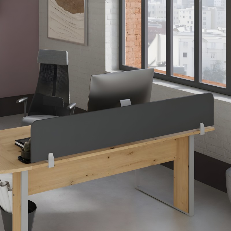 Separador de escritorio gris oscuro con estructura de madera natural y soportes blancos en ambiente de oficina