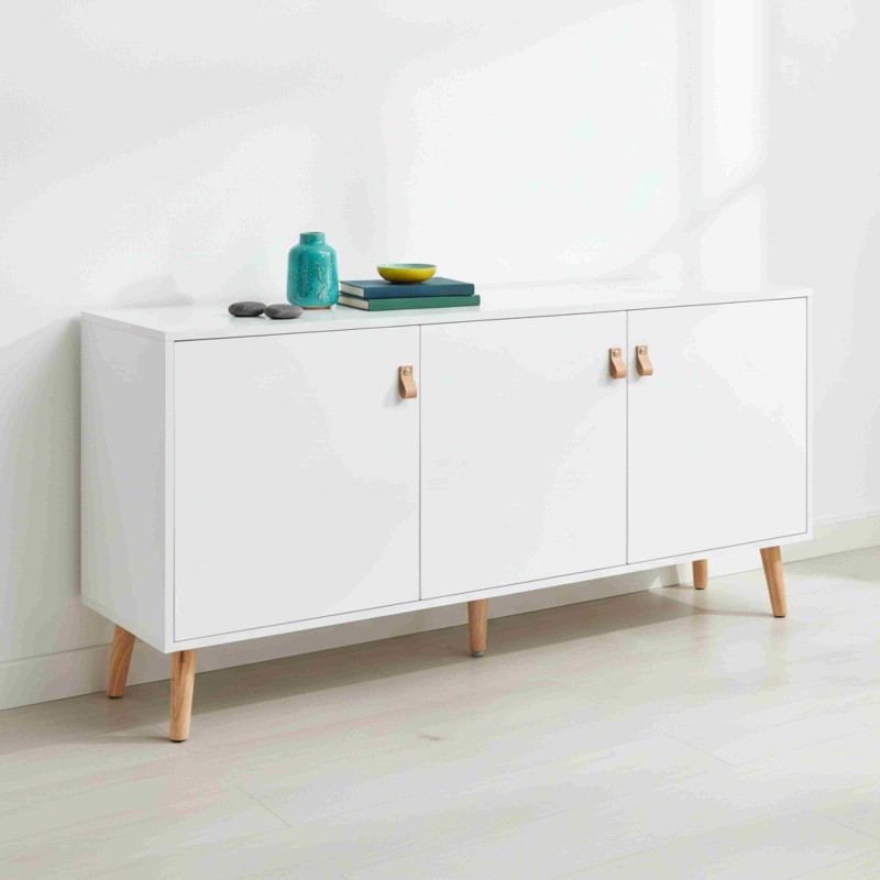 Aparador blanco con puertas y tiradores de madera y patas de madera clara en ambiente de sala