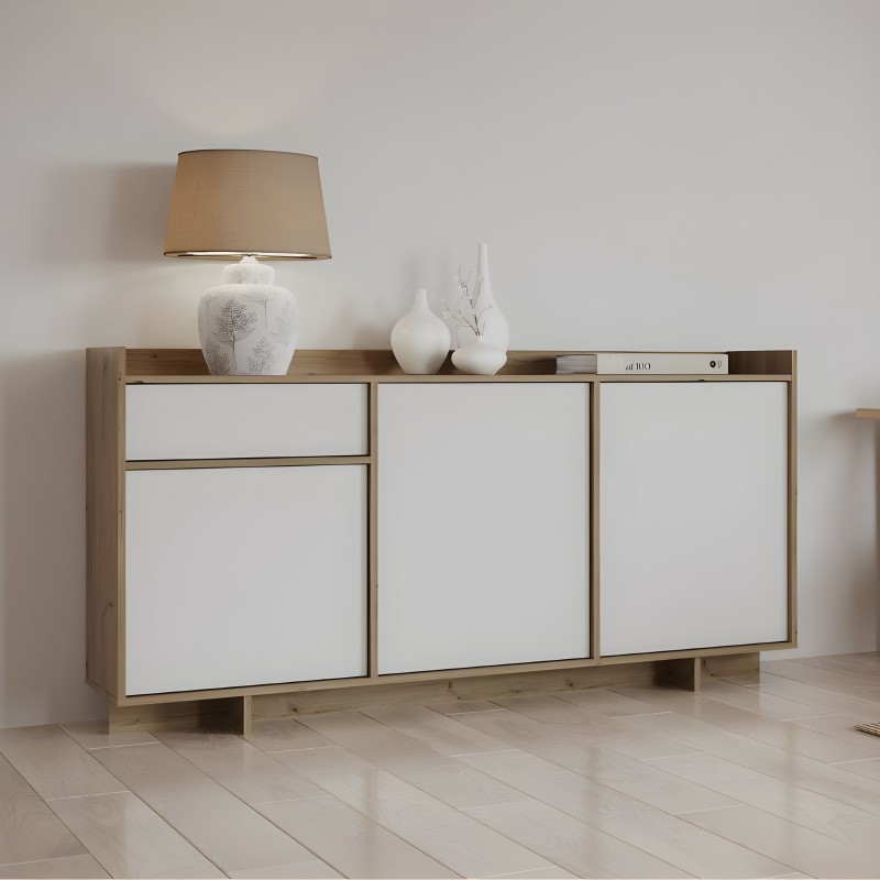 Aparador madera natural con frentes blancos y estante superior decorado con lámpara y accesorios