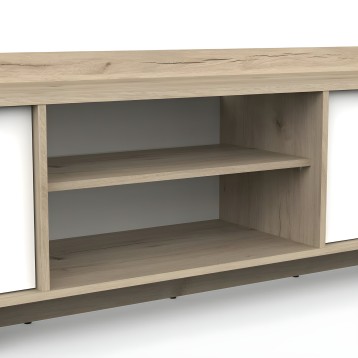 Mueble tv bajo en madera clara con puertas correderas blancas y estantes abiertos interiores