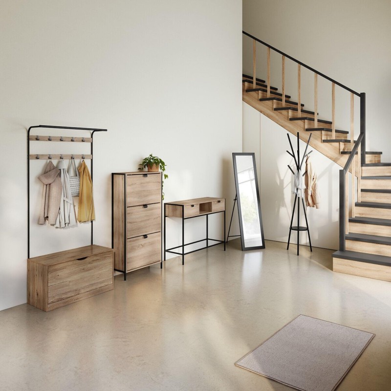 Ambiente de entrada con perchero de madera y metal con banco integrado y varios muebles de almacenaje junto a escalera
