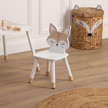 Silla infantil blanca con respaldo en forma de cabeza de ciervo y patas de madera natural