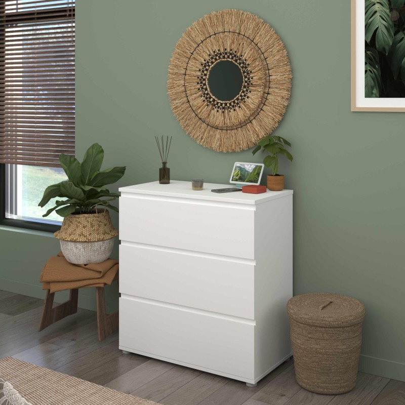 Cajonera blanca con tres cajones en ambiente decorado con espejo de fibra natural y plantas