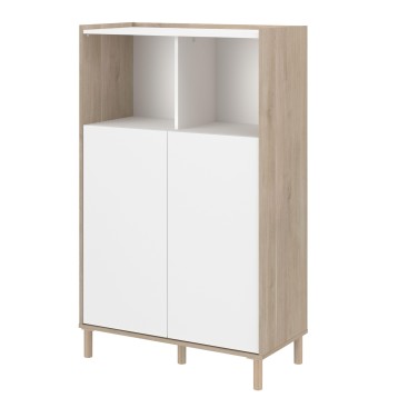 Mueble estantería con estructura madera clara y puertas blancas con dos compartimentos abiertos superiores y almacenaje inferior