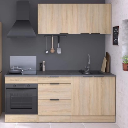 Cocina integral con frentes en madera clara y encimera gris antracita equipada con horno y fregadero